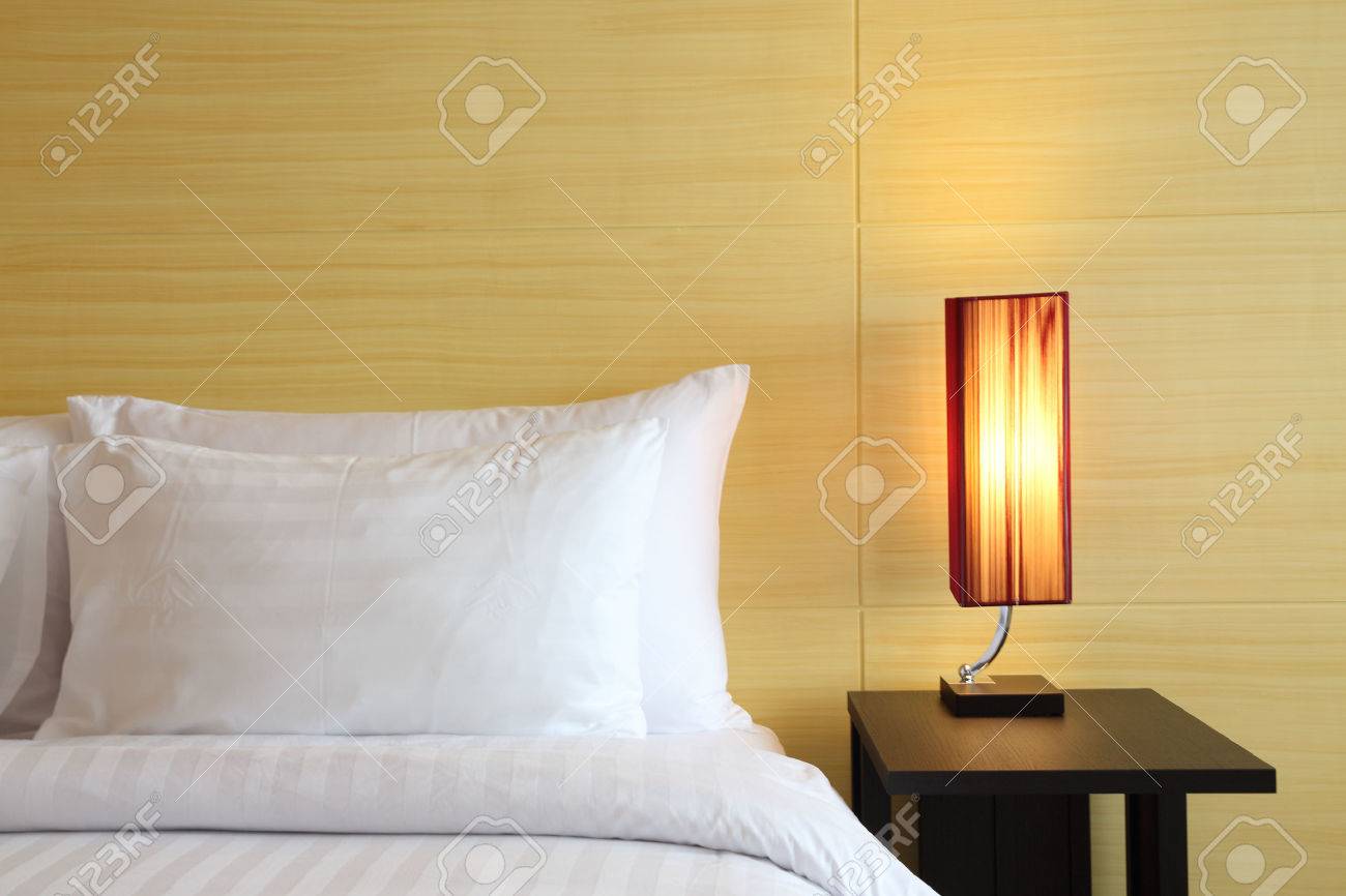 Boutique hotel slaapkamer omgeving met bed, kussens, nachtkastje ...