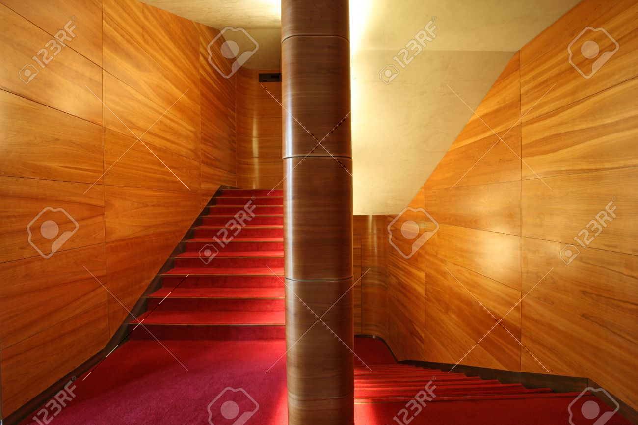 Moderne scale, pareti in legno e velluto rosso tappeto foto ... Disegno Scala Parete