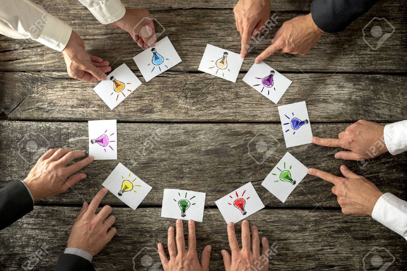 Il lavoro di squadra e di brainstorming concetto con uomini d ... Lampade Ideas disegno