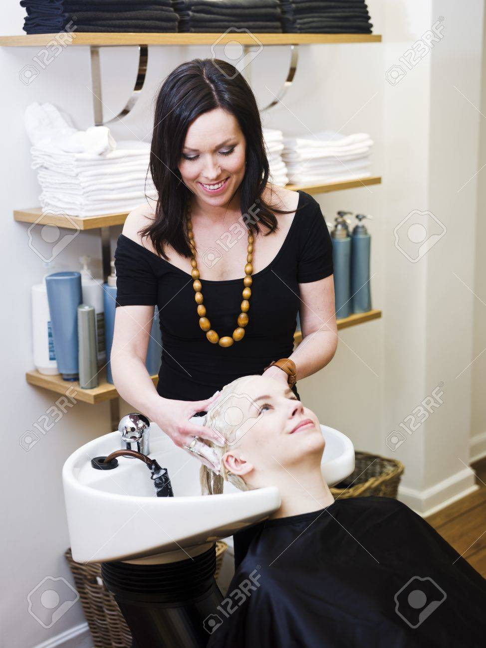 Kapper wassen van haar klanten op een beauty spa royalty vrije ... Slaapkamer donker meubilair