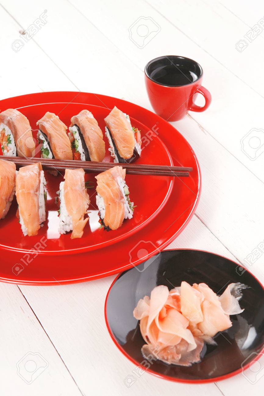 Japanse keuken onigiri sashimi binnenste buiten sushi rollen met ...