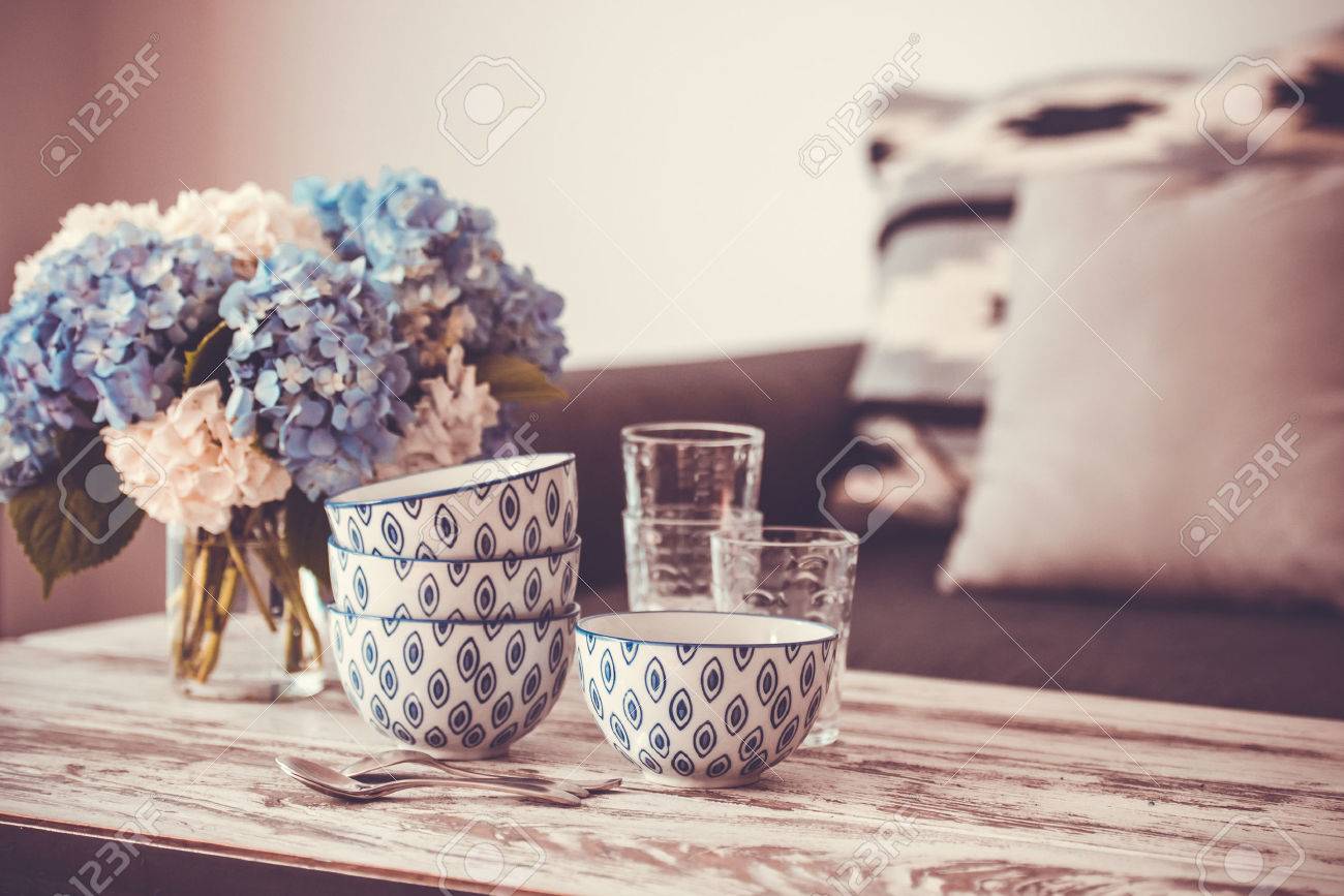Boeket hortensia bloemen en glas kommen op moderne houten ...