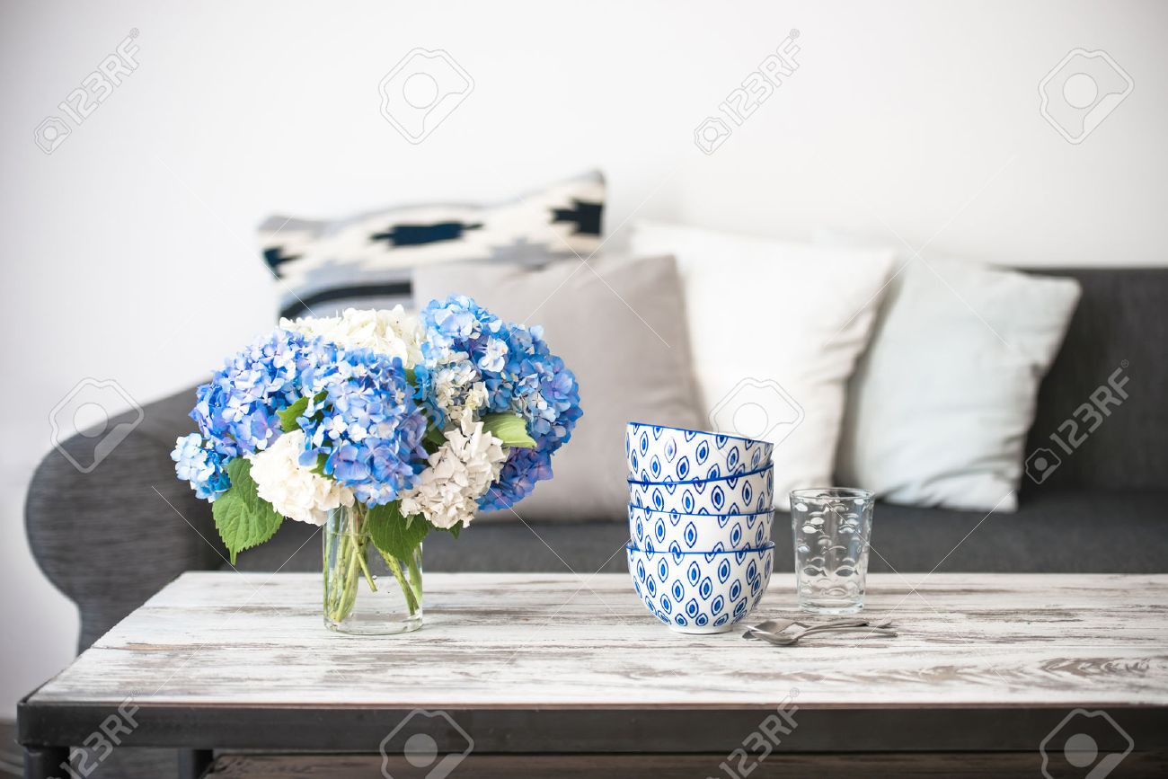 Bouquet di fiori hortensia e ciotole di vetro su un moderno ... Tavolino moderno