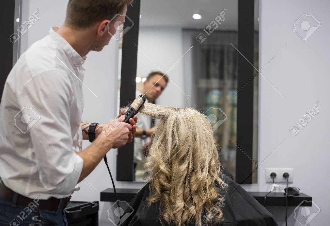 Kapsalon werken in kapsalon royalty vrije foto, plaatjes, beelden ... Slaapkamer donker meubilair