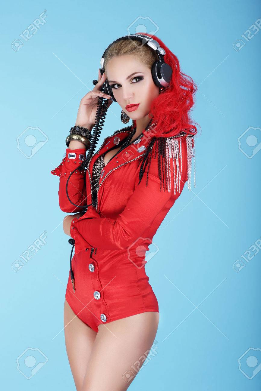 молодая женщина Секс в наушниках фото