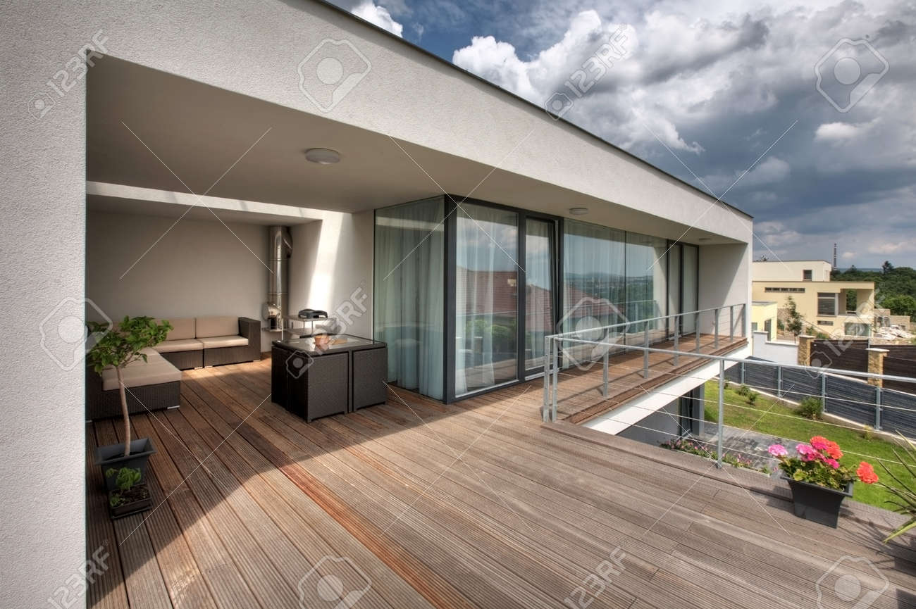 Piscine bois pont sur la terrasse de la maison moderne banque d ...