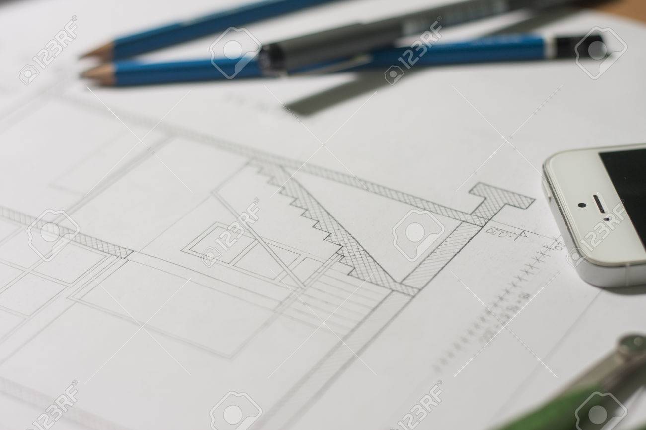 Architektonische entwã¼rfe und bauplan rollen und ein zeichengerã¤te werden auf dem architekten werktisch gesetzt
