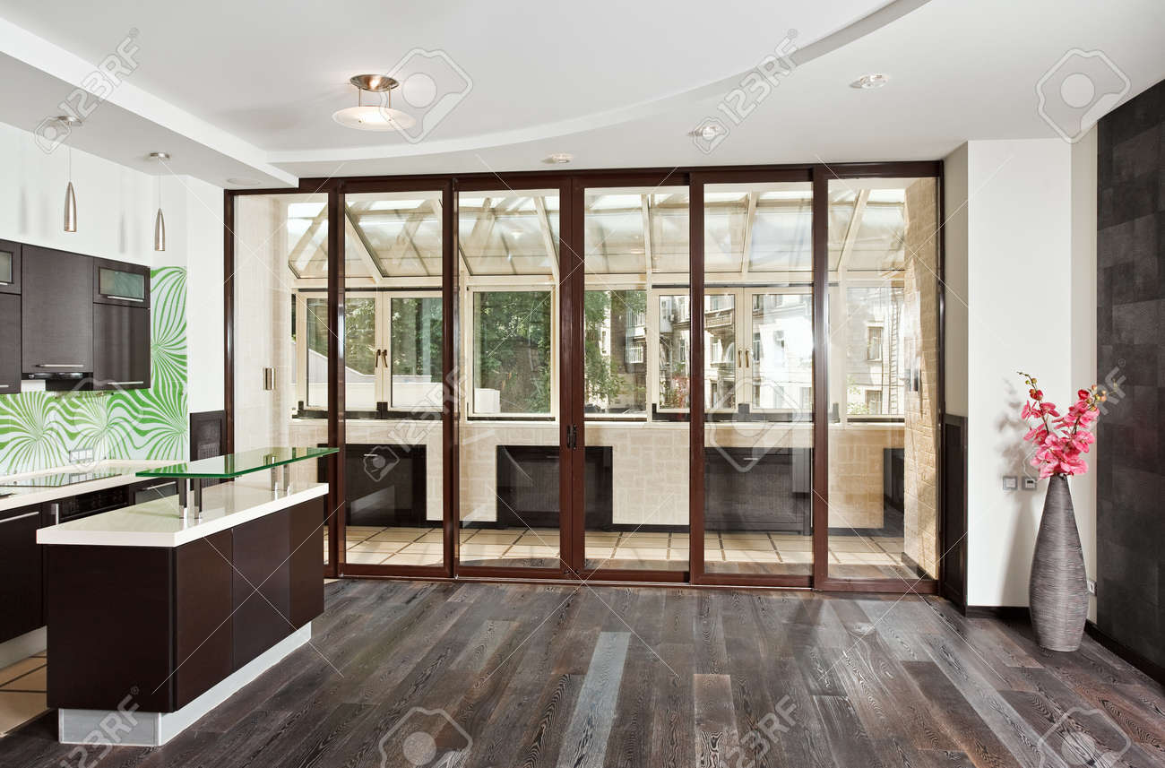 Moderne salon (studio) en keuken interieur met balkon en donker ... Slaapkamer donker meubilair