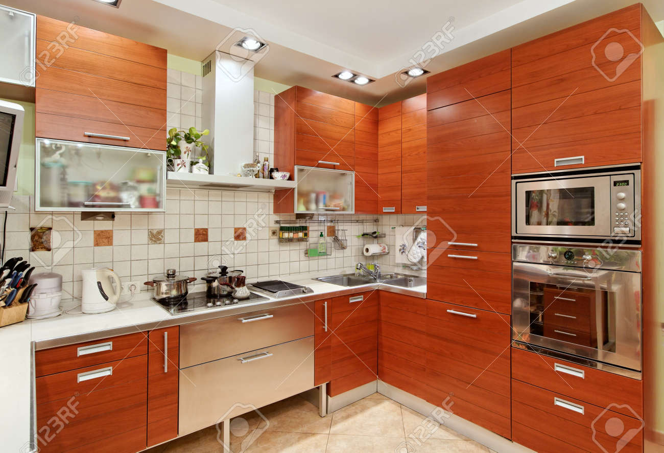 Keuken inrichting met houten meubels en vele gebruiks voorwerpen ...