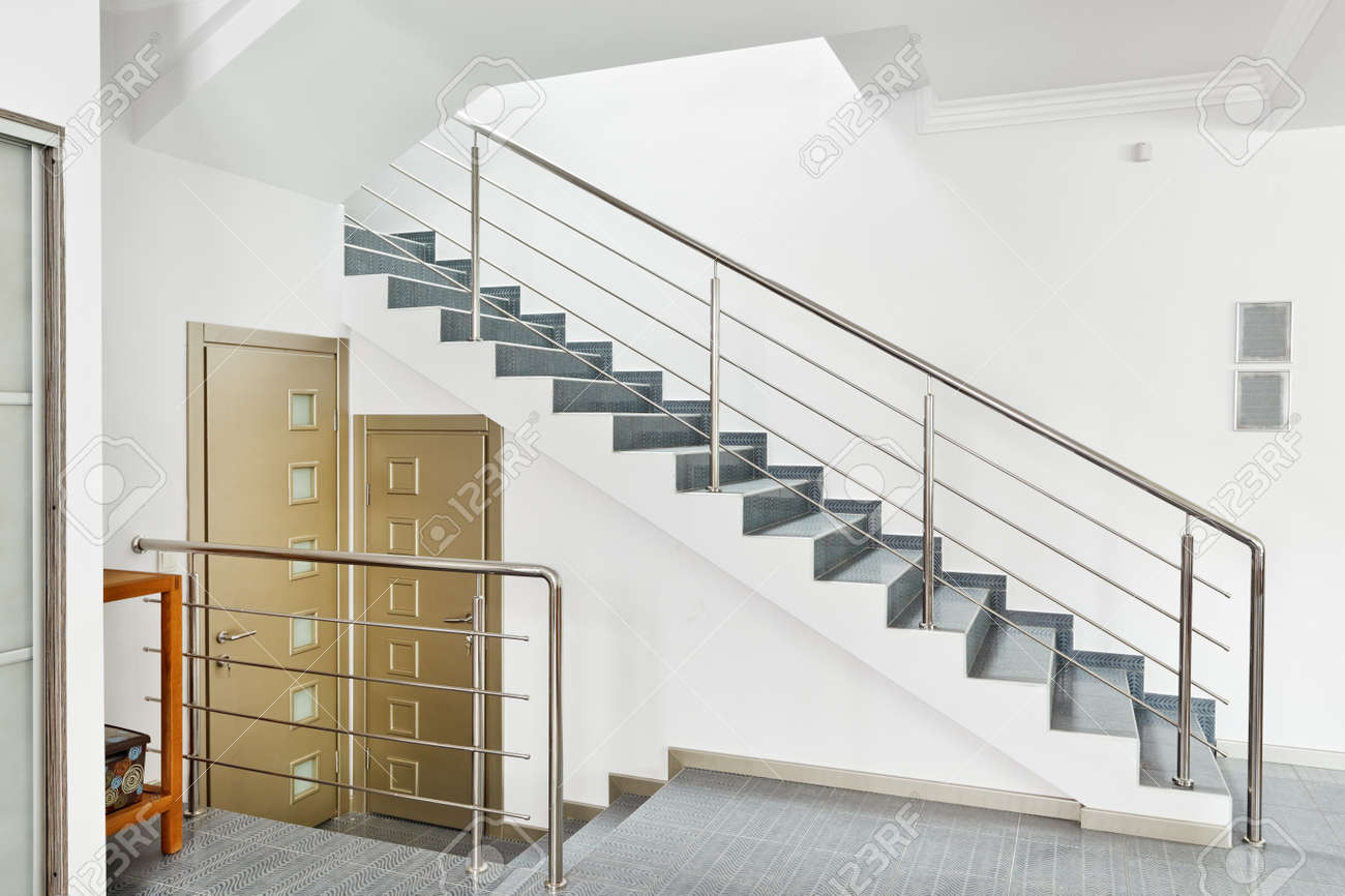 Moderne hall met metalen trap interieur in minimalisme stijl ...