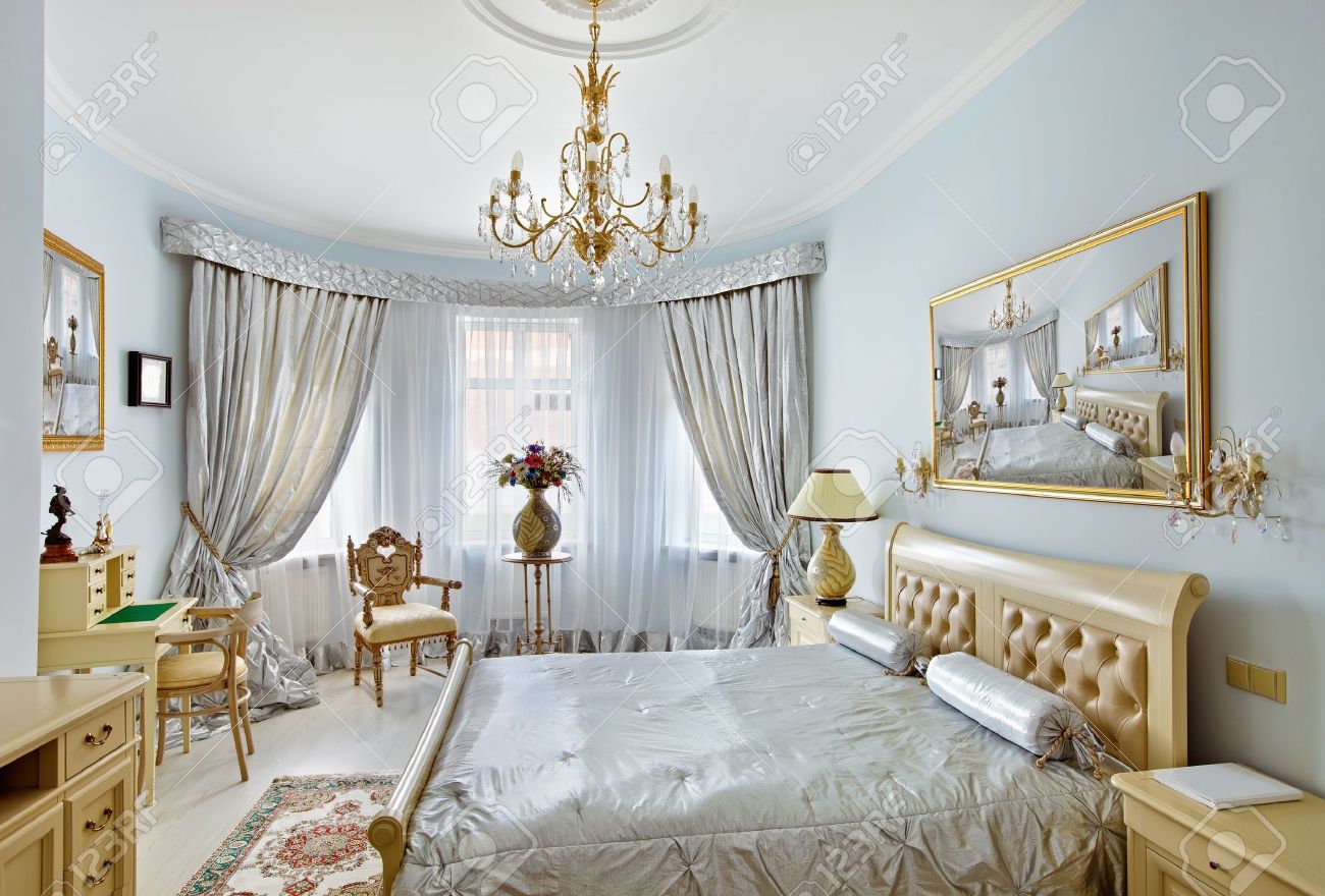 Klassieke stijl luxe slaap kamer interieur in blauwe kleuren met ...