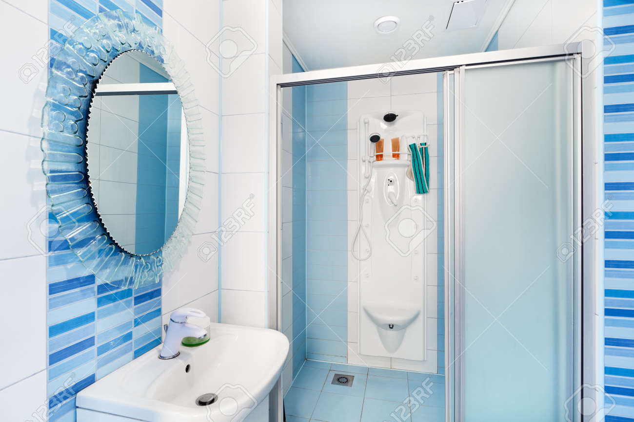 Intérieur de bleu de salle de bain moderne avec ronde cubicule ...