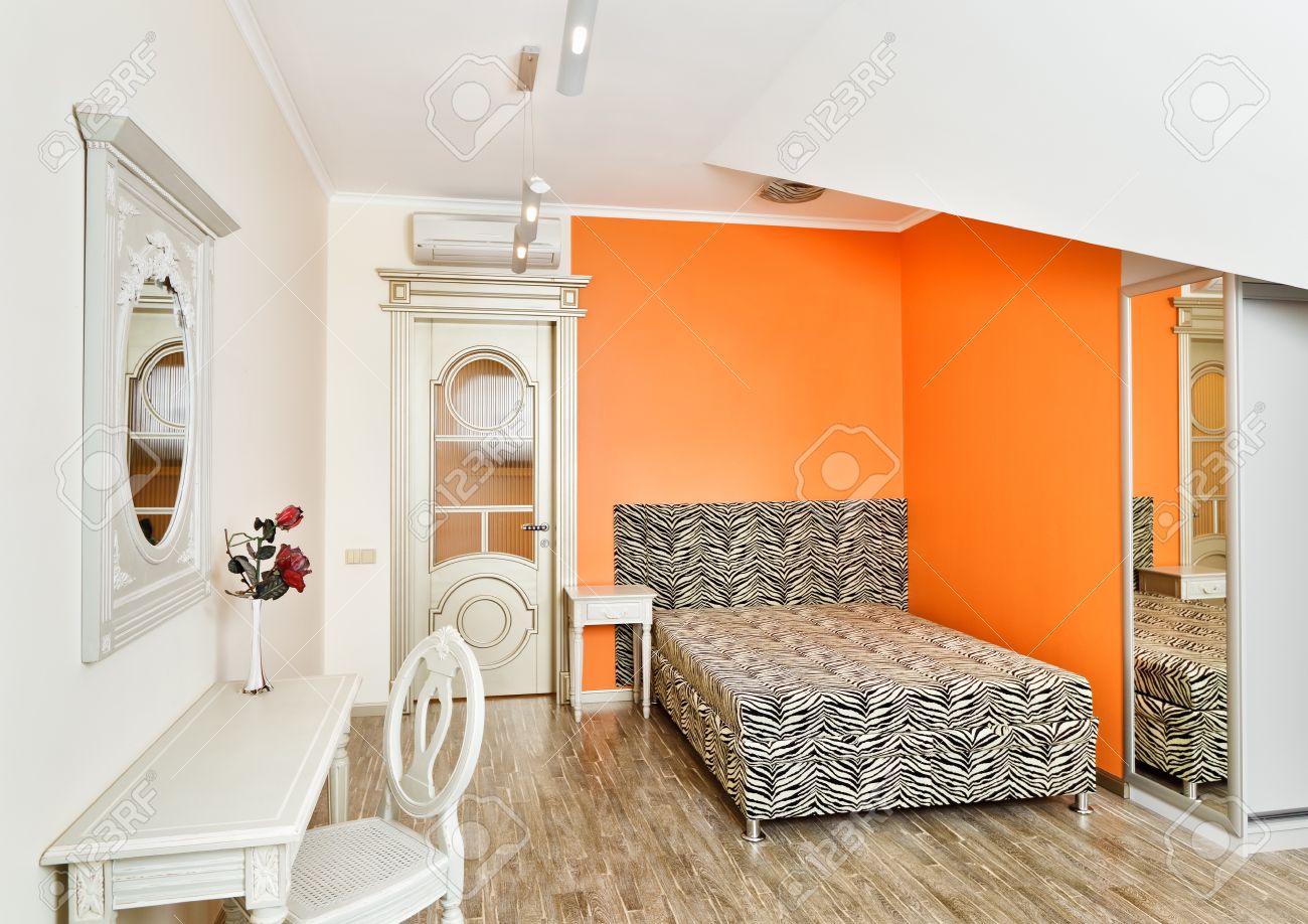 Modern art deco stil schlafzimmer in hellen orange farben mit ...