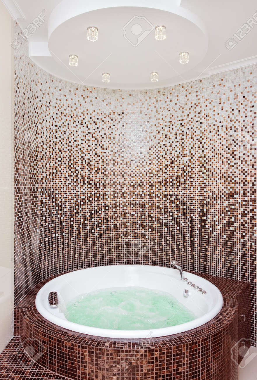 Blanc jacuzzi rond dans salle de bain moderne avec de la mosaïque ...