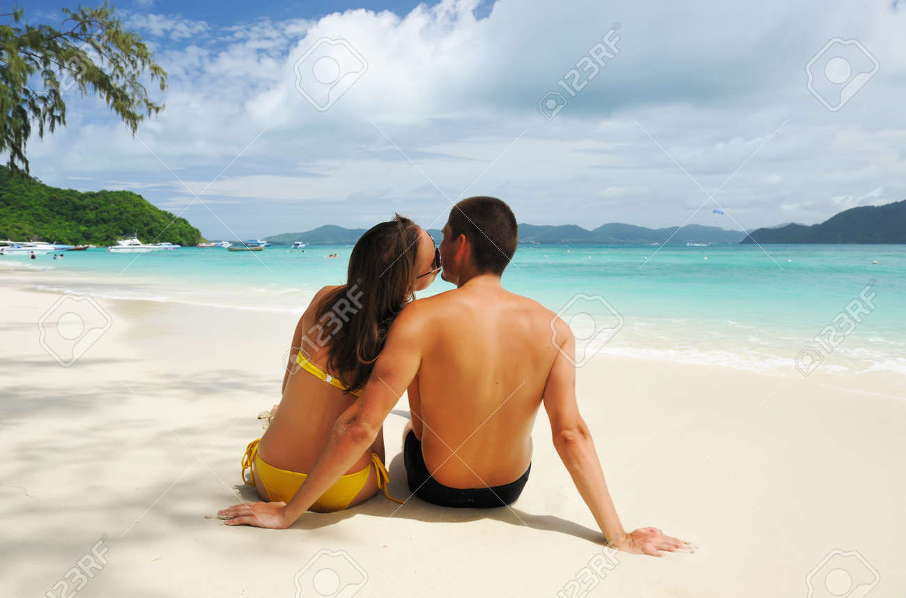 http://previews.123rf.com/images/haveseen/haveseen1111/haveseen111100006/11114376-Couple-on-a-tropical-beach-Stock-Photo.jpg