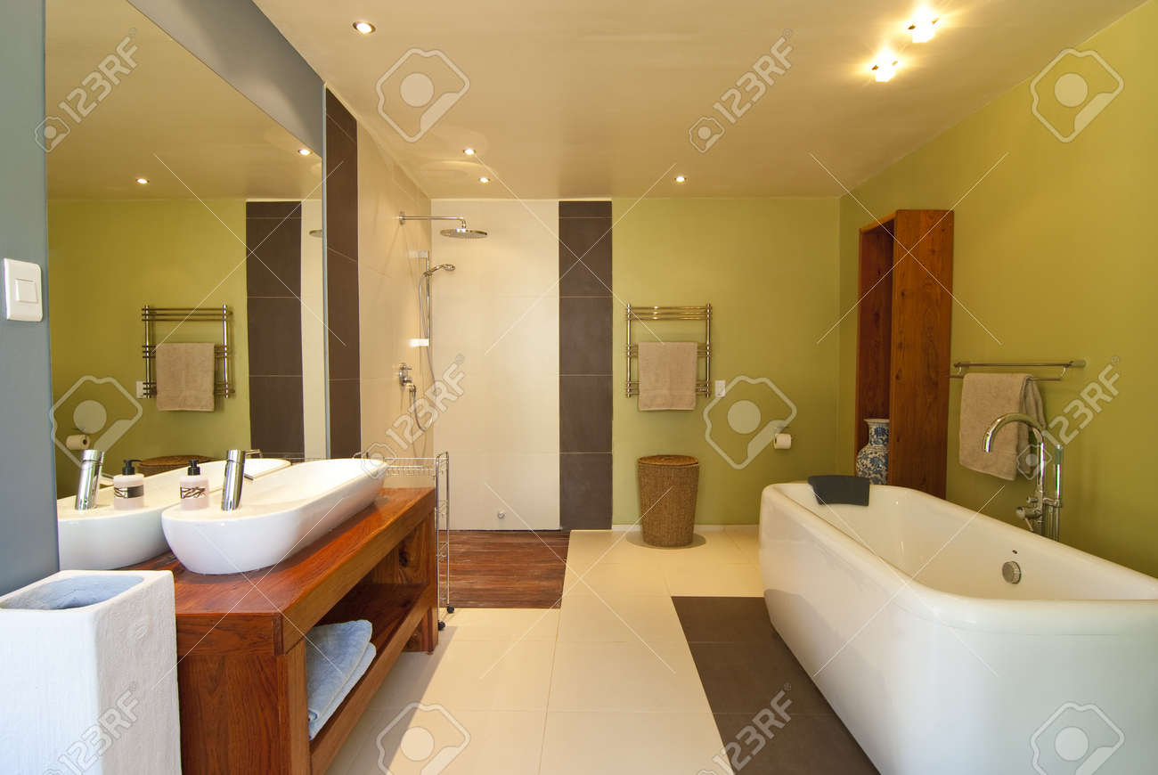 Salle de bain moderne avec des murs de couleur pastel et de bain ...