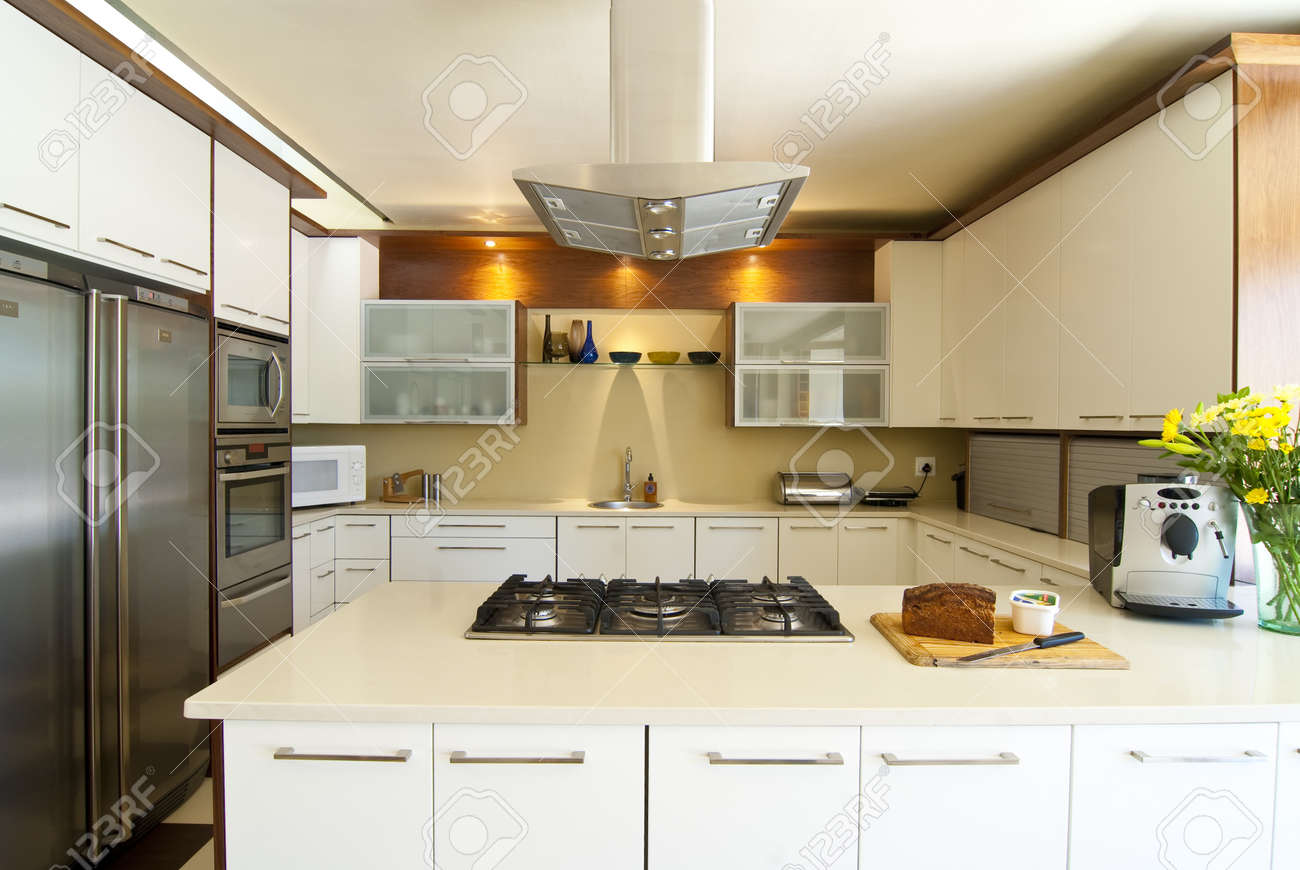 Cuisine moderne avec du blanc et les produits finis en bois, et ...