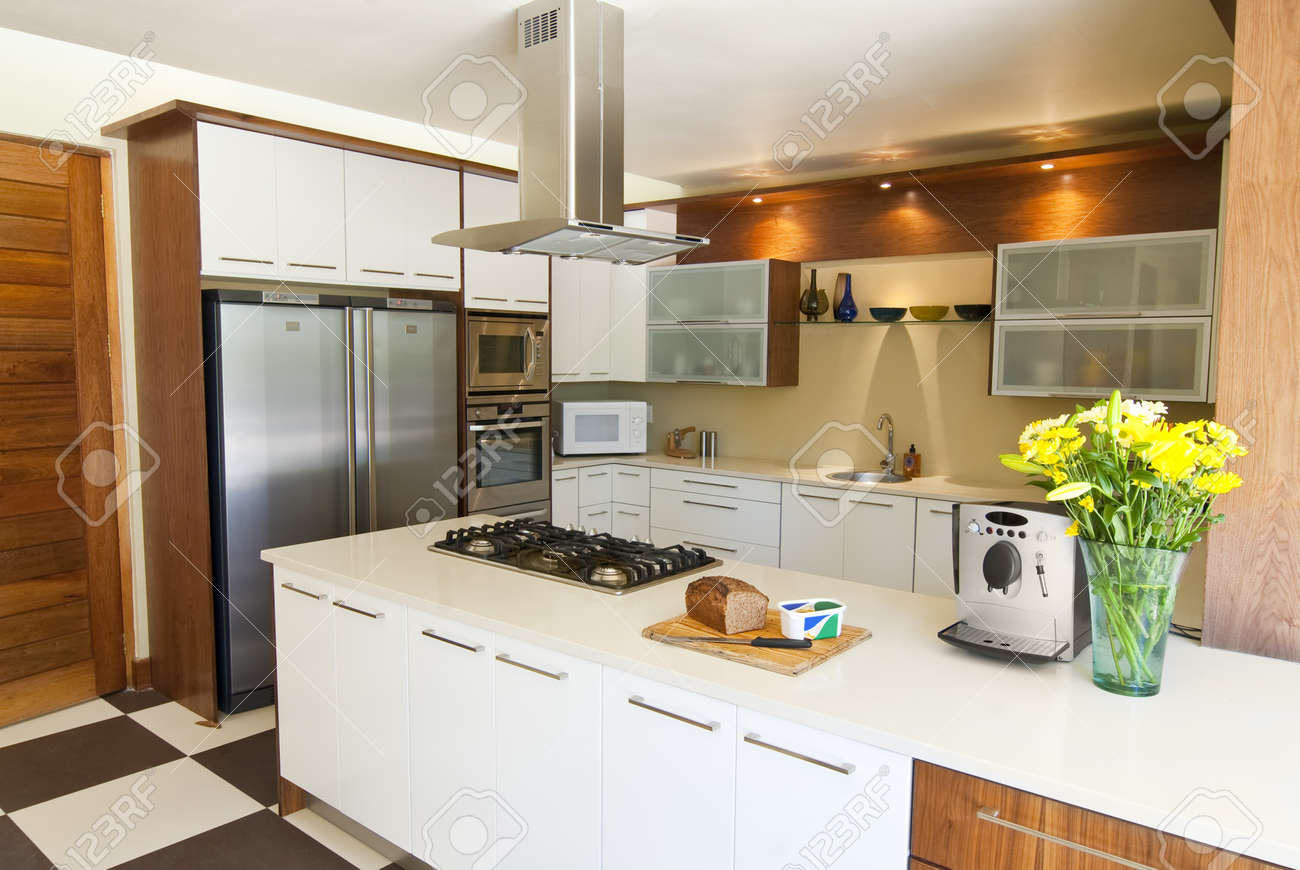 Moderne keuken met wit en hout afgewerkt, en een zilveren ...