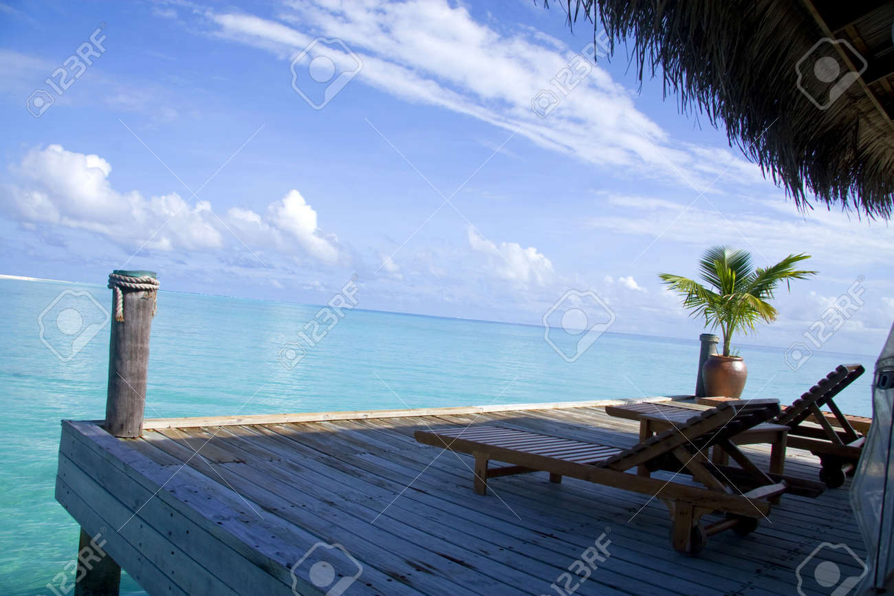 Due sedie sul balcone di una villa in maldive di fronte al mare ...