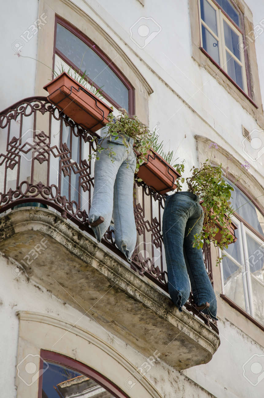 Moderna dei jeans riciclati vaso con piante su un balcone di un ...