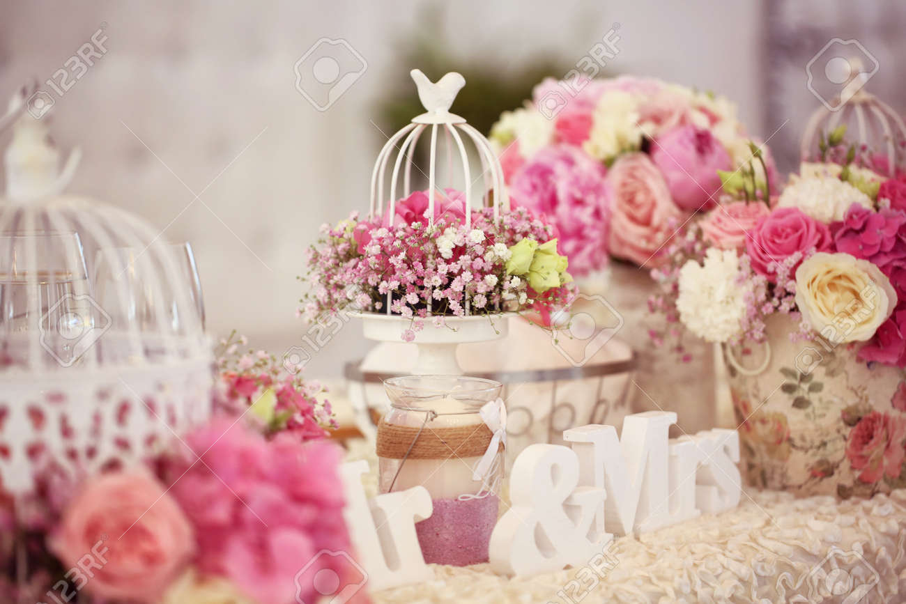 Schön dekoriert hochzeitstisch mit blumen lizenzfreie fotos ...