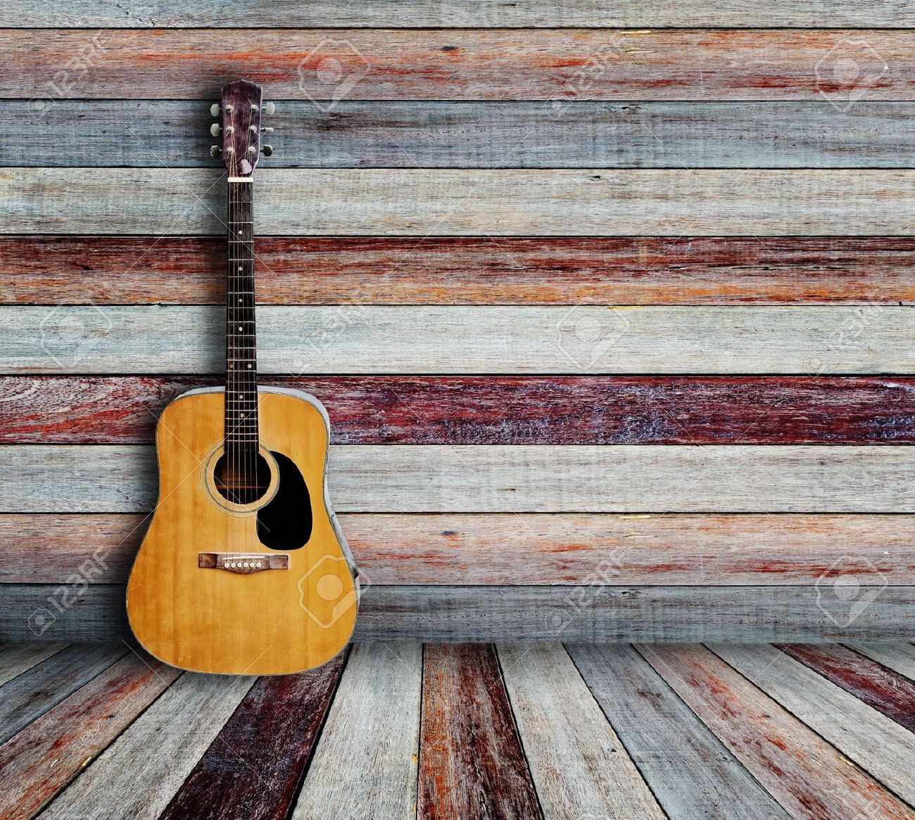 Gitaar en fotolijstje in vintage houten kamer royalty vrije foto ...