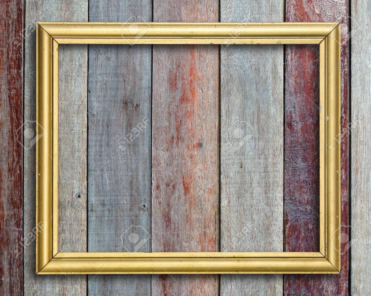Old bilderrahmen auf vintage holz wand. lizenzfreie fotos, bilder ...