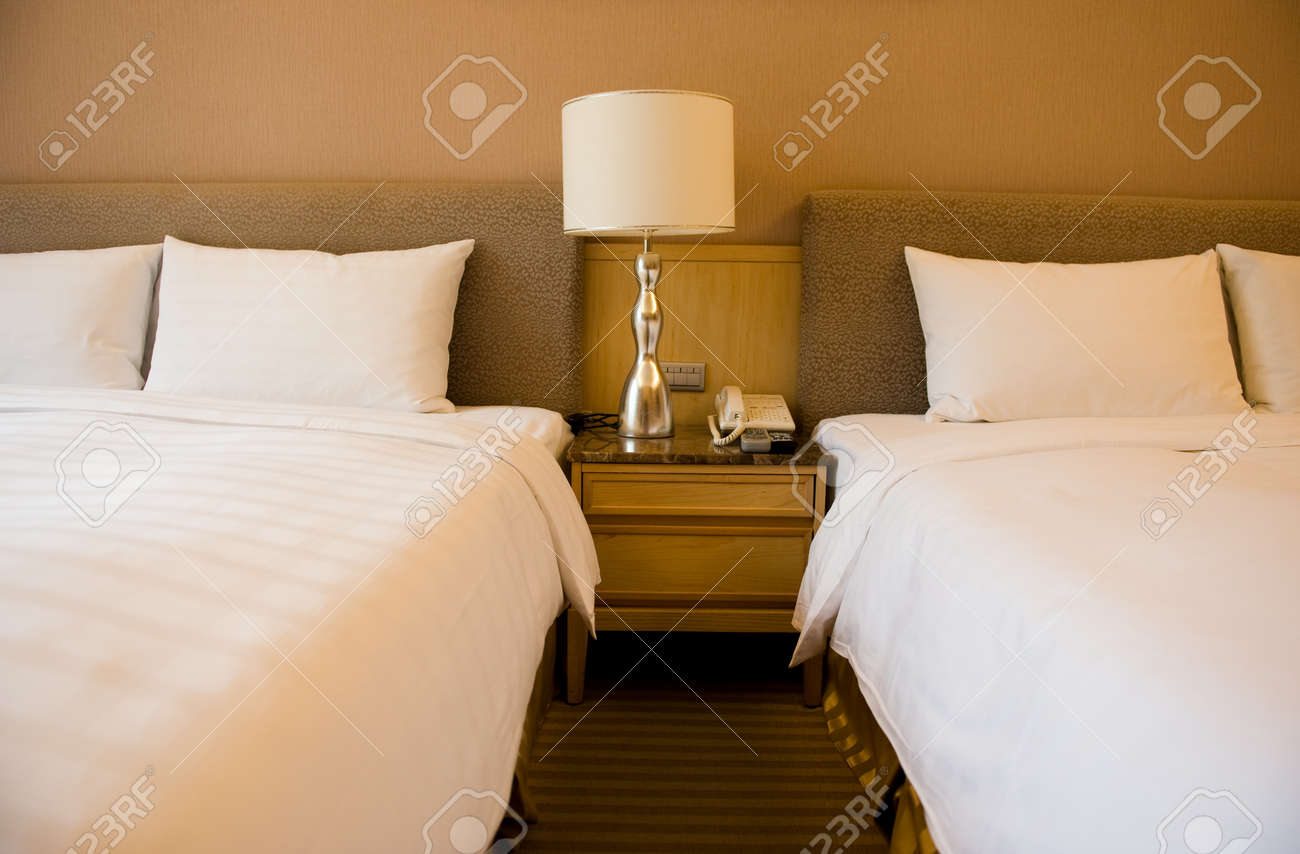 Luxe kamers met twee bedden. royalty vrije foto, plaatjes, beelden ... Kamers en bedden