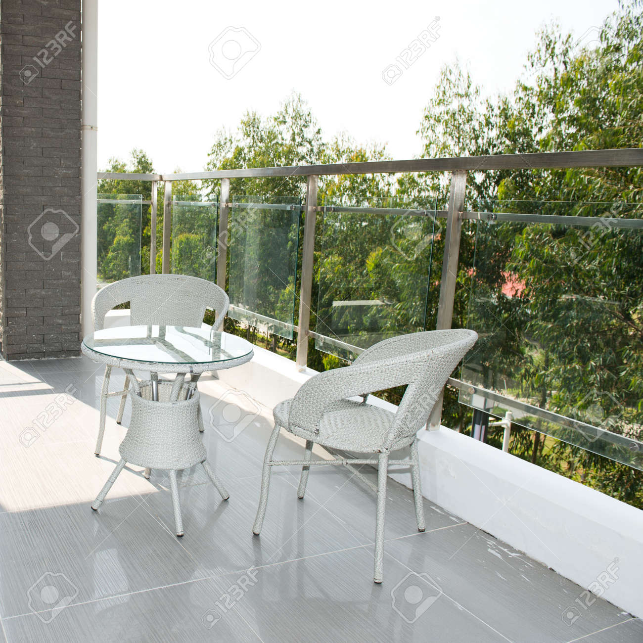 Balcone con tavolo bianco e sedie in una grande casa. foto royalty ...