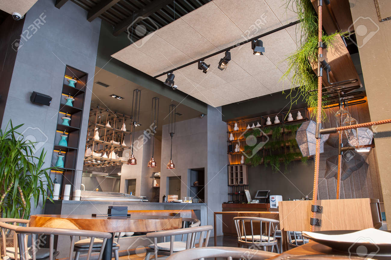 Atmosfera accogliente del ristorante moderno con tavoli e sedie in ...
