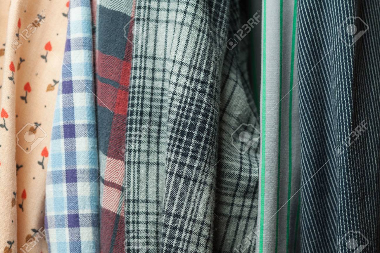 Stoffa vintage. armadio hipster. panni stesi su grucce. vestiti ... Armadio vintage