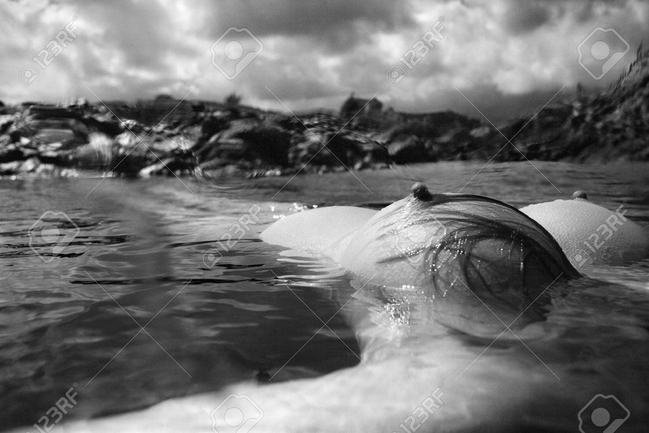2188670-Pechuga-de-j-venes-de-Asia-mujer-desnuda-flotando-en-el-agua-en-la-costa-rocosa-en-Hawai--Foto-de-archivo.jpg