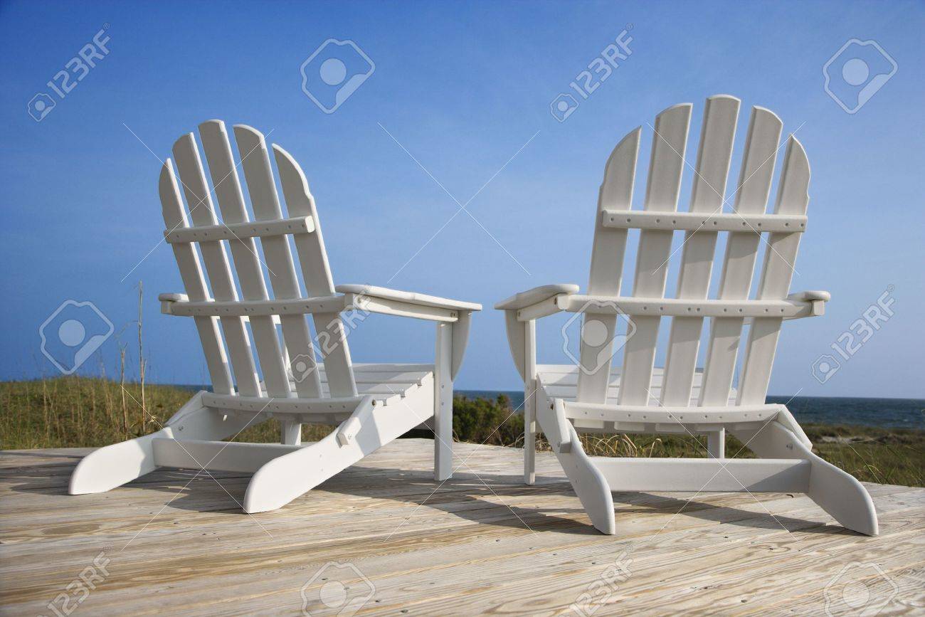 Posteriore vista di due sedie stile adirondack bianchi seduto su ...