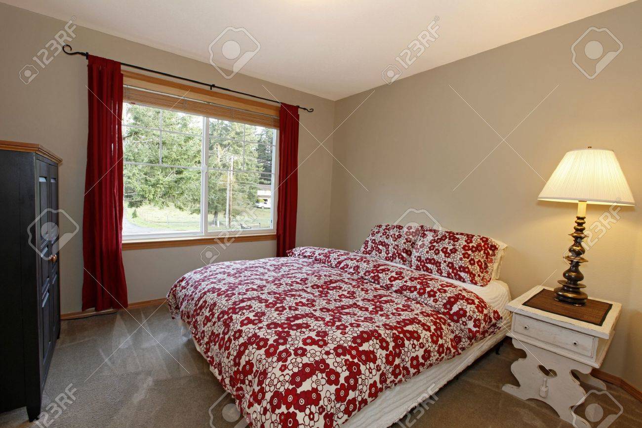 Camera da letto marrone scuro: bella camera da letto con la ...