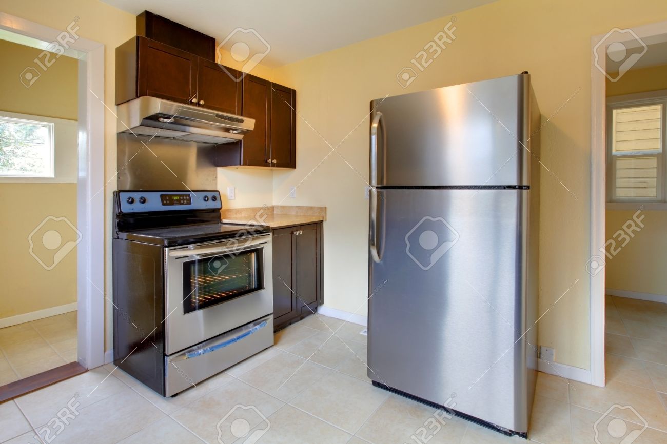 Nouvelle cuisine moderne avec cuisinière et réfrigérateur banque d ...