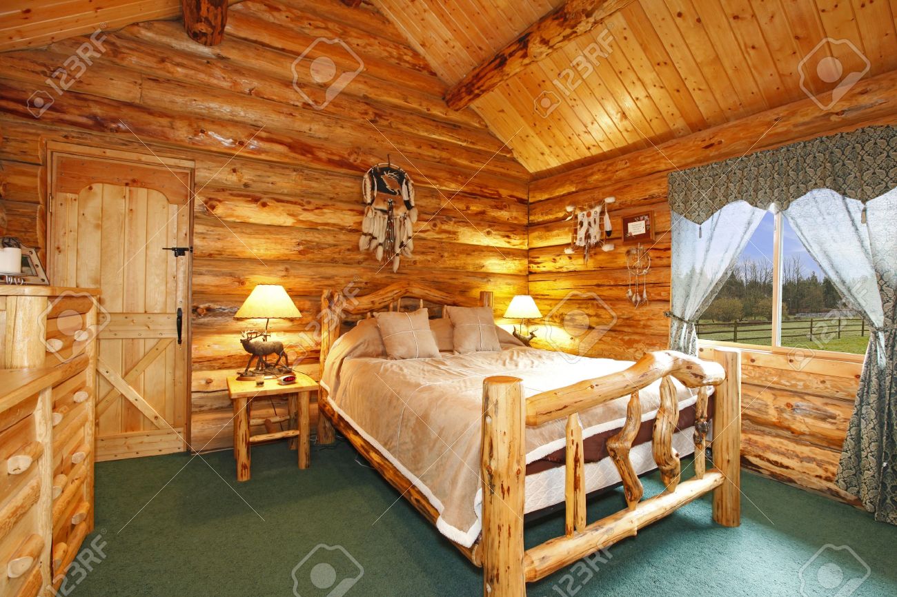 Blockhaus schlafzimmer mit rustikalen holz design lizenzfreie ...