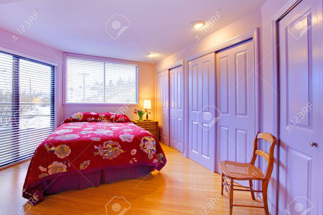 Lavendel paars slaapkamer met een roze bed. royalty vrije foto ...