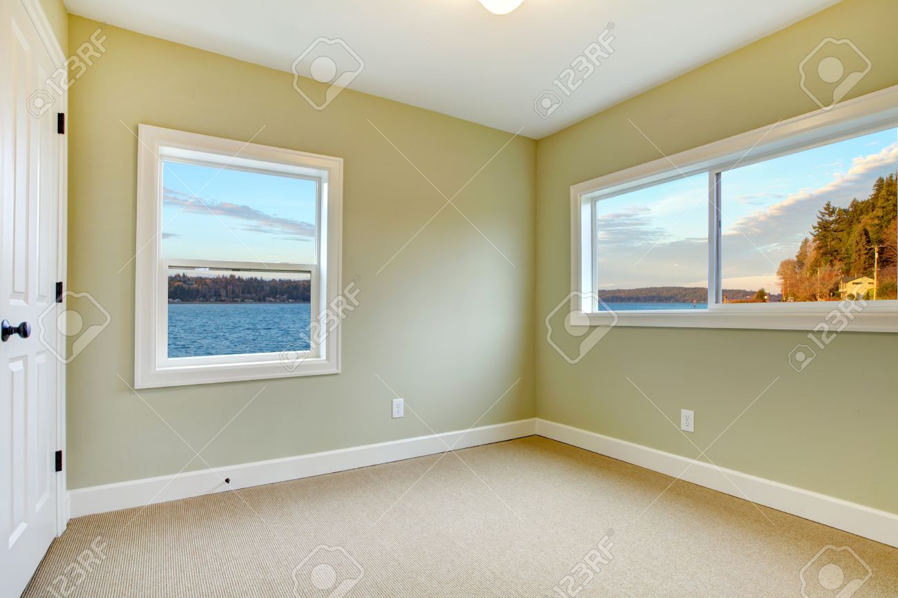 Grüne wände, beige teppich und blick aufs wasser schlafzimmer ...