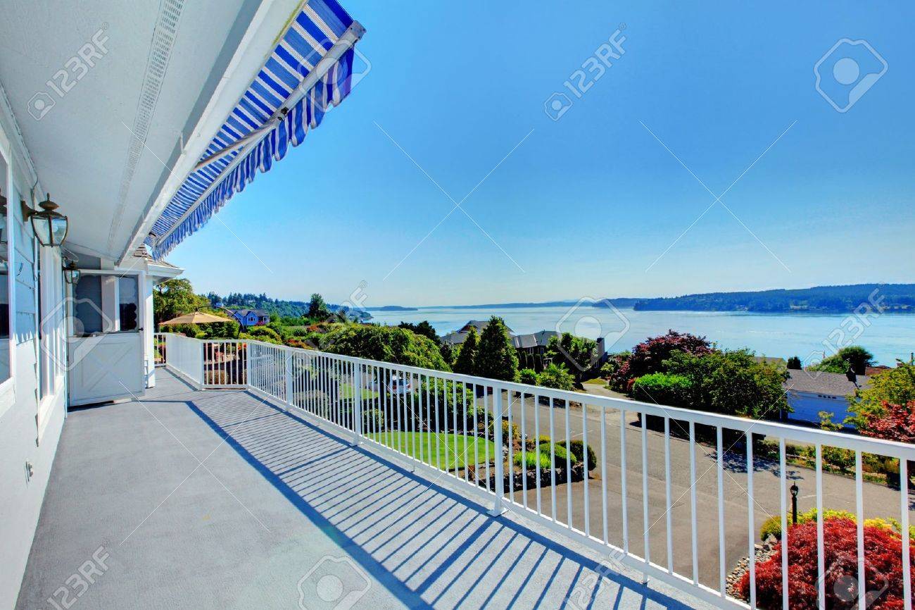 Porta veranda con vista acqua e casa grigia e le luci da sole ... Veranda Porch disegno