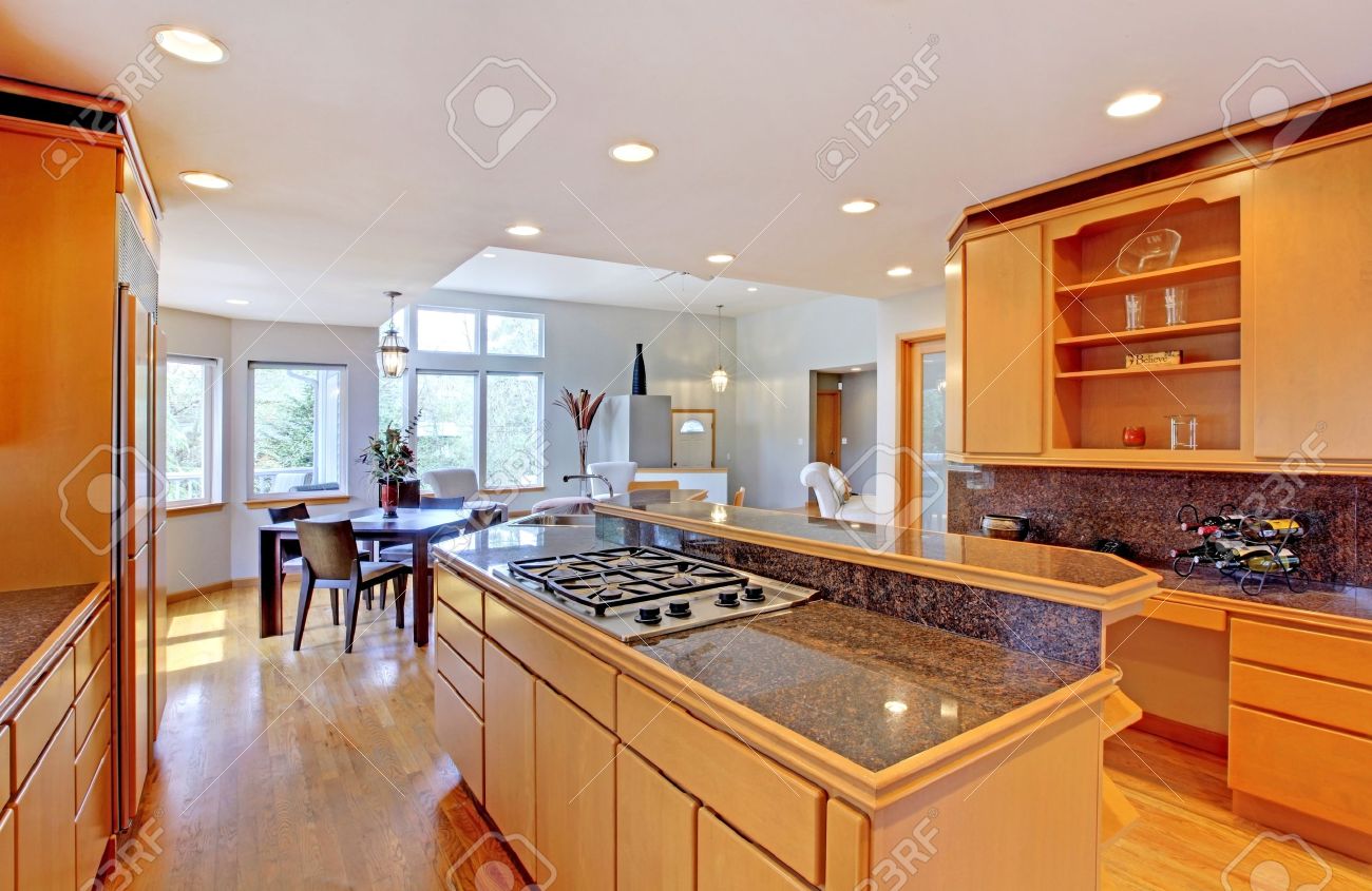 Grande cuisine en bois de luxe moderne avec comptoirs en granit et ...