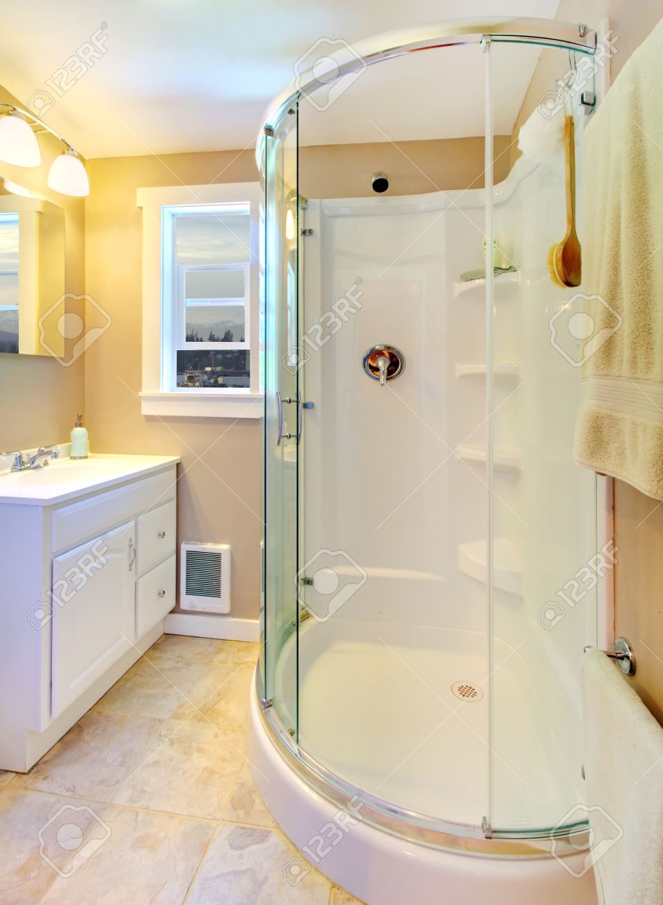 Piccolo bagno beige con cabina doccia in bianco e cabinet bianco ...