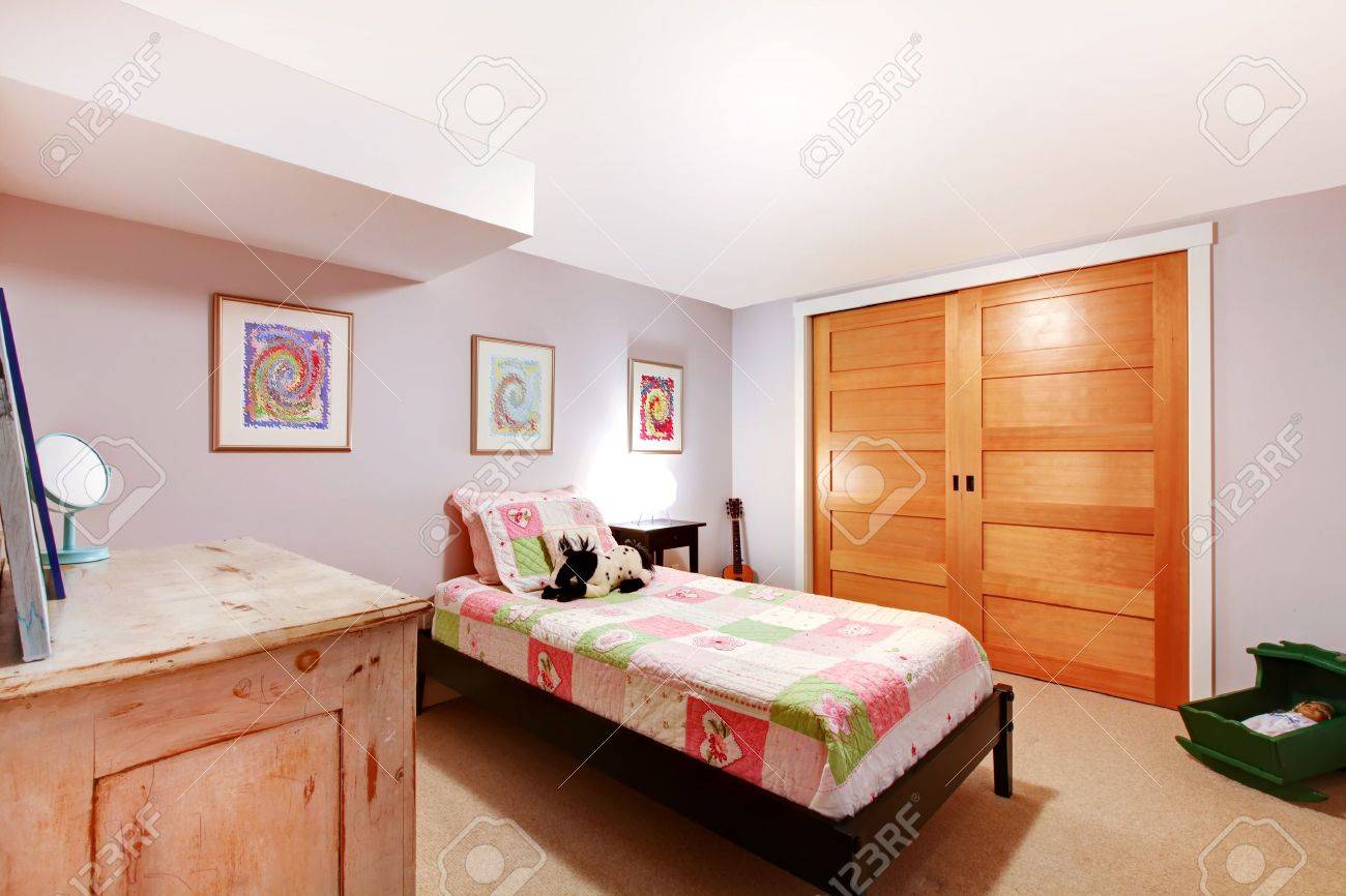 Roze meisje kinderen slaapkamer in de kelder met vaste kast deuren ...