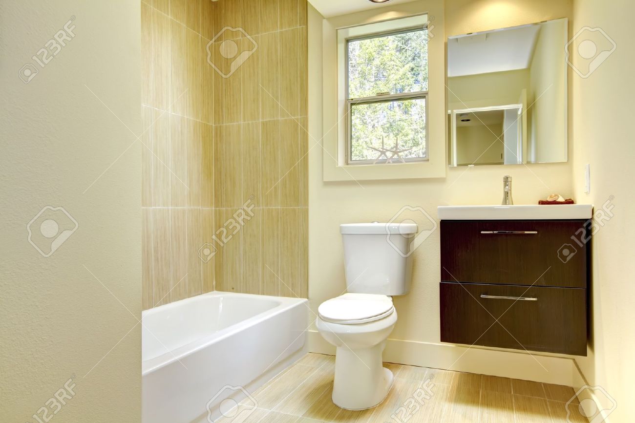 Neue, moderne badezimmer mit gelb und braun beige fliesen schrank ...