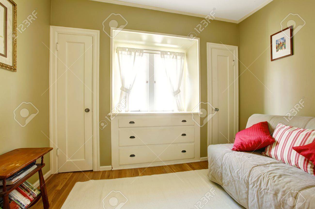Grnes Schlafzimmer Mit Weien Tren Sofa Und Kommode Grnes Schlafzimmer Mit Weien Tren Sofa Und Kommode