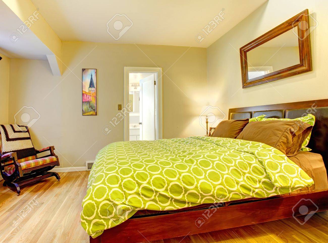 Chambre à coucher moderne avec couvre lit vert clair et plancher ...