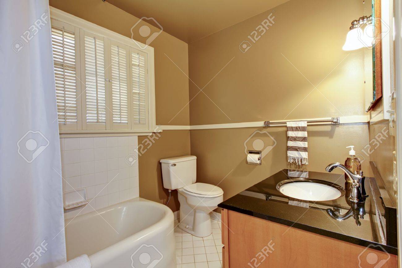 Vieux salle de bain avec baignoire blanc brun et lavabo moderne ...