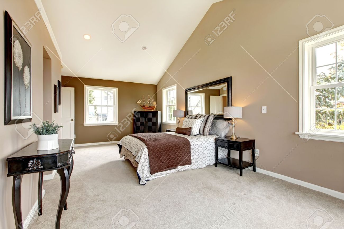 Grande chambre de luxe classique avec de la moquette marron et ...