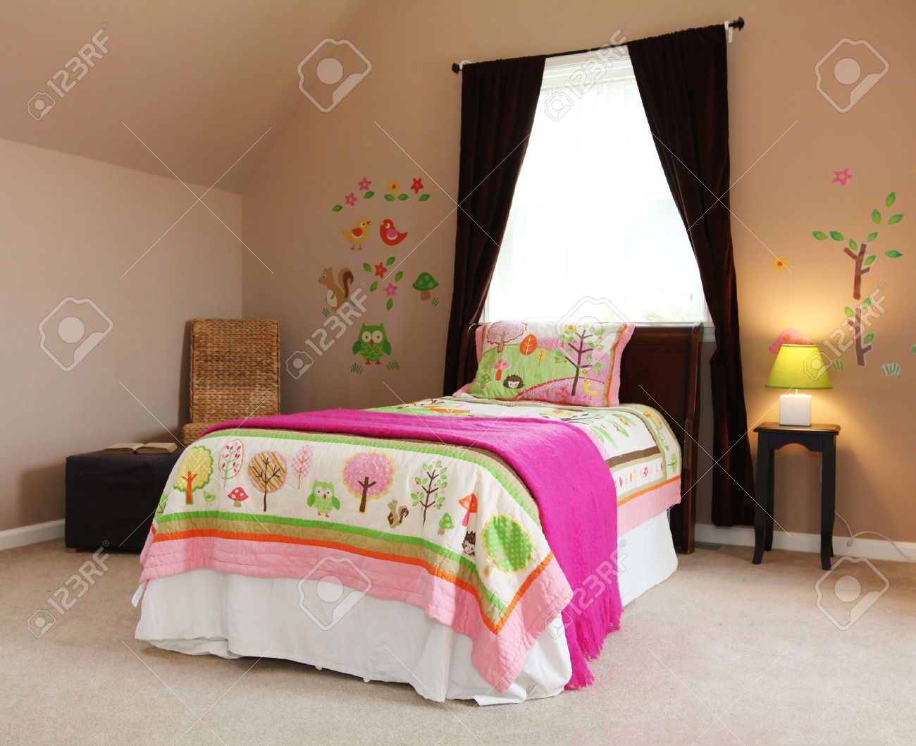 Lit bébé rose dans les enfants fille intérieur chambre à coucher ...
