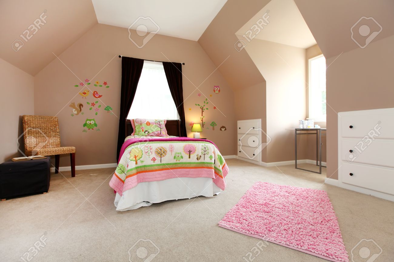 Grand coloris marron chambre de bébé fille avec haut plafond ...
