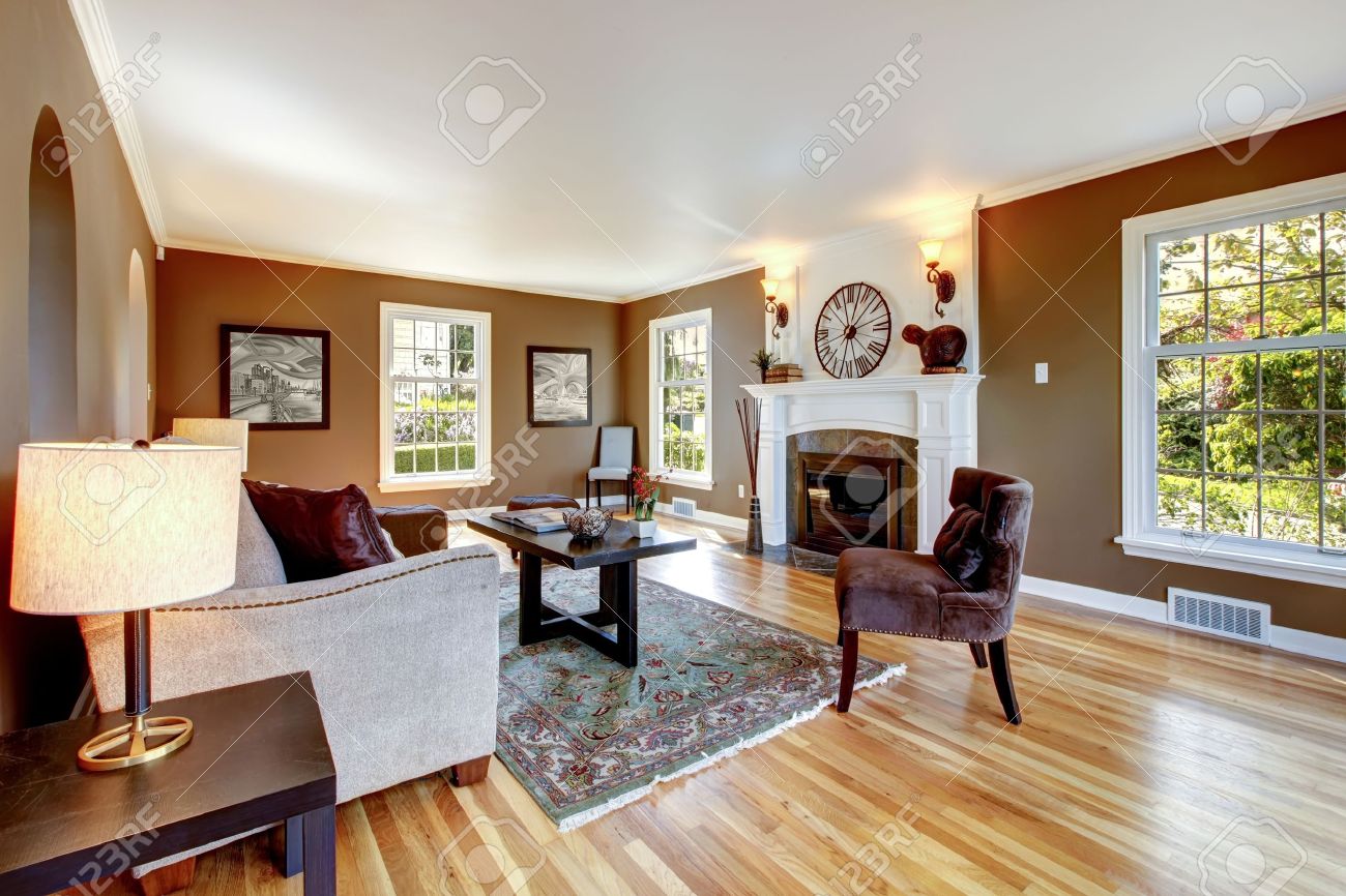 Classic marron et intérieur blanc salon avec plancher de bois ...
